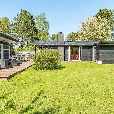 4 Bedroom Lovely In Holiday home *