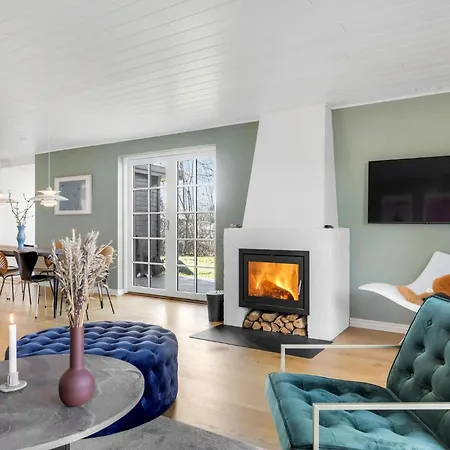 Semesterbostad 4 Bedroom Lovely In